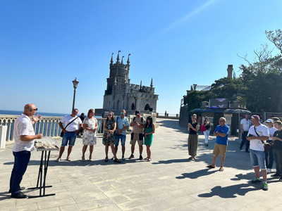 24.09.2023 на ГБУ РК «Дворец-замок «Ласточкино гнездо» состоялся сольный концерт маэстро хрустальных симфоний исполнителя известных хитов и классики на хрустальных бокалах Тимофея Винковского